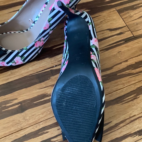 Betsey Johnson Floral Stripe Bow Bret Pumps - Picture 4 of 6